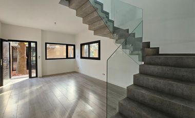 CASA EN VENTA | 4 dormitorios, cochera, gran galería y pileta | SAN JERÓNIMO 105