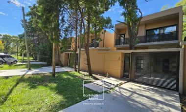 CASA EN VENTA | 4 dormitorios, cochera, gran galería y pileta | SAN JERÓNIMO 105