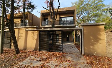 CASA EN VENTA | 4 dormitorios, cochera, gran galería y pileta | SAN JERÓNIMO 105