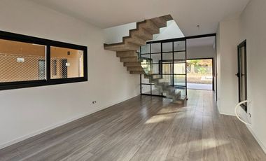 CASA EN VENTA | 4 dormitorios, cochera, gran galería y pileta | SAN JERÓNIMO 105