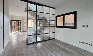 CASA EN VENTA | 4 dormitorios, cochera, gran galería y pileta | SAN JERÓNIMO 105