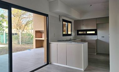 CASA EN VENTA | 4 dormitorios, cochera, gran galería y pileta | SAN JERÓNIMO 105