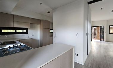 CASA EN VENTA | 4 dormitorios, cochera, gran galería y pileta | SAN JERÓNIMO 105