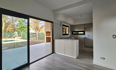 CASA EN VENTA | 4 dormitorios, cochera, gran galería y pileta | SAN JERÓNIMO 105