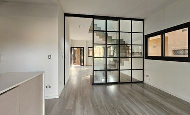 CASA EN VENTA | 4 dormitorios, cochera, gran galería y pileta | SAN JERÓNIMO 105