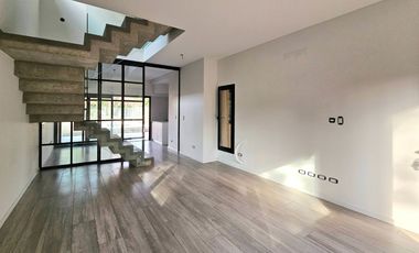 CASA EN VENTA | 4 dormitorios, cochera, gran galería y pileta | SAN JERÓNIMO 105