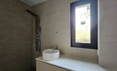 CASA EN VENTA | 4 dormitorios, cochera, gran galería y pileta | SAN JERÓNIMO 105