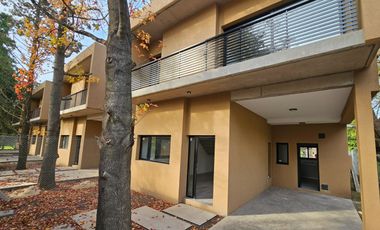 CASA EN VENTA | 4 dormitorios, cochera, gran galería y pileta | SAN JERÓNIMO 105