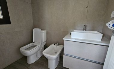 CASA EN VENTA | 4 dormitorios, cochera, gran galería y pileta | SAN JERÓNIMO 105