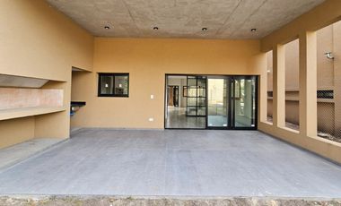 CASA EN VENTA | 4 dormitorios, cochera, gran galería y pileta | SAN JERÓNIMO 105