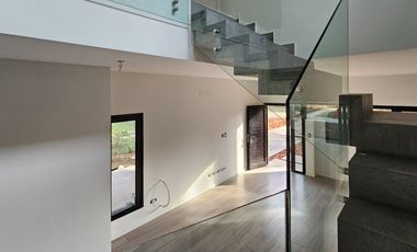 CASA EN VENTA | 4 dormitorios, cochera, gran galería y pileta | SAN JERÓNIMO 105