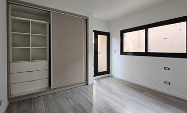 CASA EN VENTA | 4 dormitorios, cochera, gran galería y pileta | SAN JERÓNIMO 105