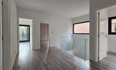 CASA EN VENTA | 4 dormitorios, cochera, gran galería y pileta | SAN JERÓNIMO 105