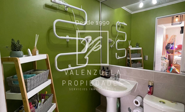 Moderno y Renovado con 3 dormitorios y 2 baños. Condominio Alta Vista