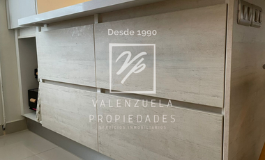 Moderno y Renovado con 3 dormitorios y 2 baños. Condominio Alta Vista