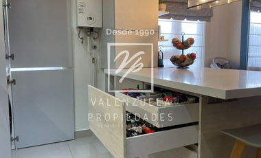 Moderno y Renovado con 3 dormitorios y 2 baños. Condominio Alta Vista