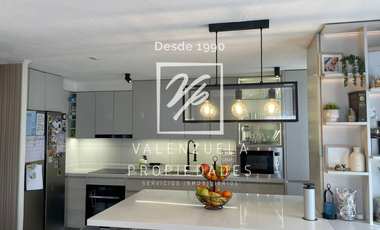 Moderno y Renovado con 3 dormitorios y 2 baños. Condominio Alta Vista