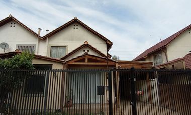 Hermosa y amplia casa en sector exclusivo de la comuna de Huechuraba.-