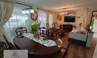 Hermosa y amplia casa en sector exclusivo de la comuna de Huechuraba.-