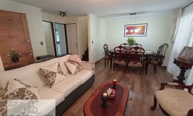 Hermosa y amplia casa en sector exclusivo de la comuna de Huechuraba.-