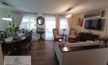 Hermosa y amplia casa en sector exclusivo de la comuna de Huechuraba.-