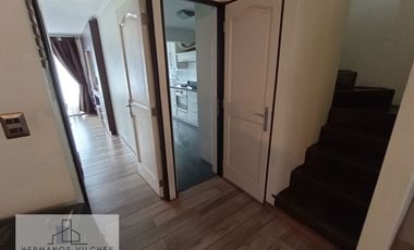 Hermosa y amplia casa en sector exclusivo de la comuna de Huechuraba.-