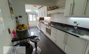 Hermosa y amplia casa en sector exclusivo de la comuna de Huechuraba.-