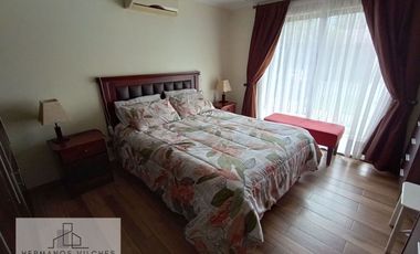 Hermosa y amplia casa en sector exclusivo de la comuna de Huechuraba.-