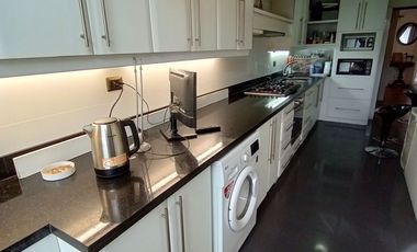 Hermosa y amplia casa en sector exclusivo de la comuna de Huechuraba.-