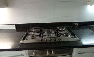 Hermosa y amplia casa en sector exclusivo de la comuna de Huechuraba.-