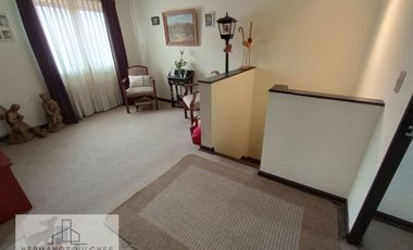 Hermosa y amplia casa en sector exclusivo de la comuna de Huechuraba.-