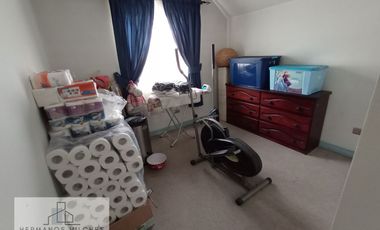 Hermosa y amplia casa en sector exclusivo de la comuna de Huechuraba.-