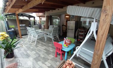 Hermosa y amplia casa en sector exclusivo de la comuna de Huechuraba.-