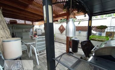 Hermosa y amplia casa en sector exclusivo de la comuna de Huechuraba.-