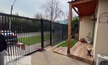 Hermosa y amplia casa en sector exclusivo de la comuna de Huechuraba.-