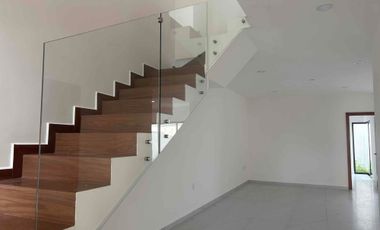 Casa en Venta en Lomas de la Rioja con recámara en planta baja