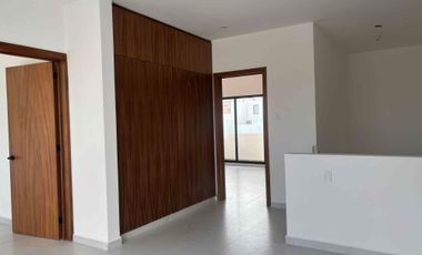 Casa en Venta en Lomas de la Rioja con recámara en planta baja