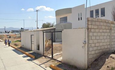 CASA EN VENTA DE DOS NIVELES, ENTREGA INMEDIATA