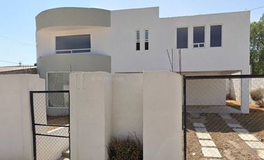 CASA EN VENTA DE DOS NIVELES, ENTREGA INMEDIATA