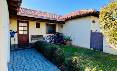 EN VENTA CASA CHILENA 1 PISO PIEDRA ROJA 3D 3B QUINCHO PISCINA TERRAZA LOGIA