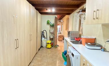 EN VENTA CASA CHILENA 1 PISO PIEDRA ROJA 3D 3B QUINCHO PISCINA TERRAZA LOGIA