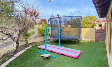 EN VENTA CASA CHILENA 1 PISO PIEDRA ROJA 3D 3B QUINCHO PISCINA TERRAZA LOGIA