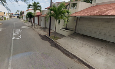CASA EN VENTA  CON EXCELENTE EN UBUCACION, AV. NOGAL NO. 118 Y NO. 130  FRACC. FLORESTA CP. 91940	VERACRUZ	VERACRUZ
