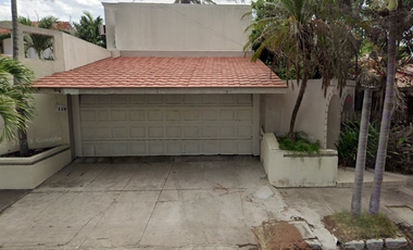 CASA EN VENTA  CON EXCELENTE EN UBUCACION, AV. NOGAL NO. 118 Y NO. 130  FRACC. FLORESTA CP. 91940	VERACRUZ	VERACRUZ