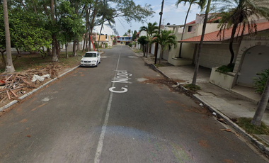 CASA EN VENTA  CON EXCELENTE EN UBUCACION, AV. NOGAL NO. 118 Y NO. 130  FRACC. FLORESTA CP. 91940	VERACRUZ	VERACRUZ