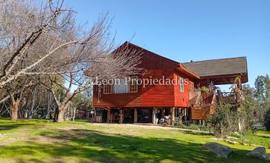 Leon Propiedades vende parcela de 1.5 ha, con 2 casas en sector Alhué, Curacaví.