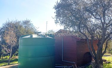 Leon Propiedades vende parcela de 1.5 ha, con 2 casas en sector Alhué, Curacaví.