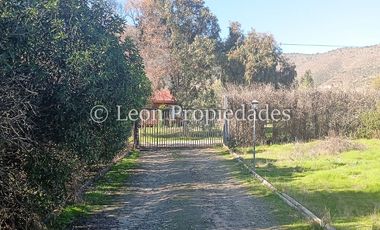 Leon Propiedades vende parcela de 1.5 ha, con 2 casas en sector Alhué, Curacaví.