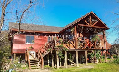 Leon Propiedades vende parcela de 1.5 ha, con 2 casas en sector Alhué, Curacaví.