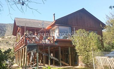 Leon Propiedades vende parcela de 1.5 ha, con 2 casas en sector Alhué, Curacaví.